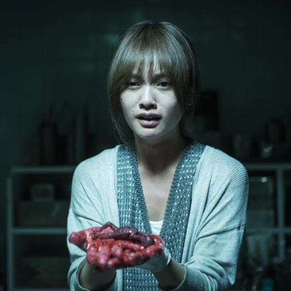 楊丞琳捧血胎直呼很可怕！《紅衣小女孩2》登 2017 華語片冠軍　創台續集票房勝首集新紀錄！