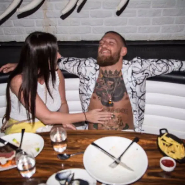被打到流鼻水卻賺翻！Conor McGregor 世紀之戰拿到 1 億美元　開心吃牛排曬六塊肌身材！