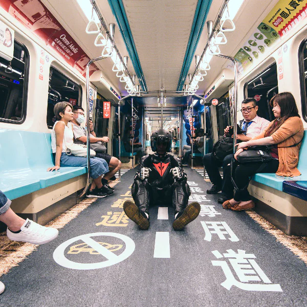 Red Bull皂飛車大賽倒數前夕 瘋狂飛車手出沒台北捷運？！ 板南線車廂逼真化身皂飛車專用賽道 鼓吹超速狂飆