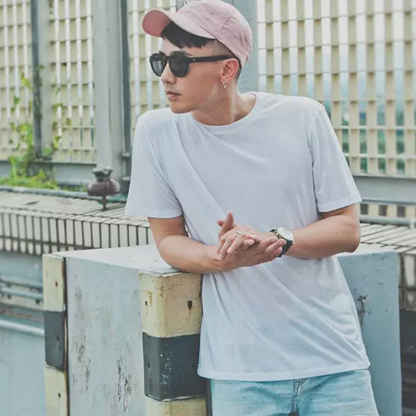 衣櫃裡永遠都少一件「白Tee」？網友熱議「白T專賣店」C.L.A.P，你還沒穿過嗎？