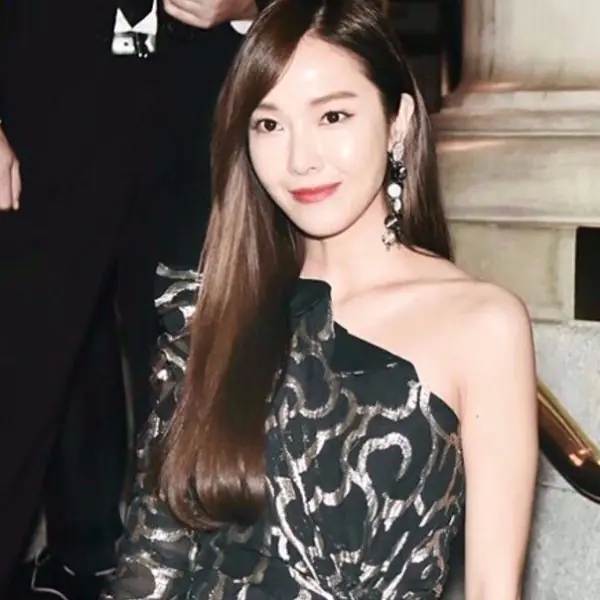 居然和Krystal 撞衫？潔西卡《最新穿搭》盛裝出席紐約時裝周！