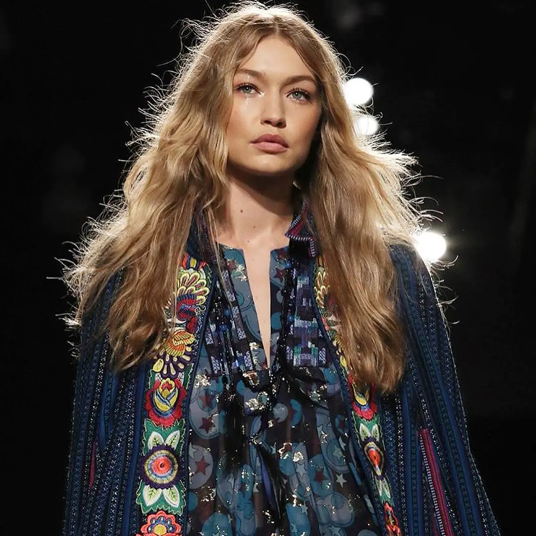 Gigi Hadid 為 Anna Sui 走騷時掉失鞋子，仍不失霸氣地完成時裝騷！