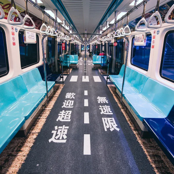 整個捷運都是我的賽車場！繼「世大運列車」之後　板南線車廂變車道
