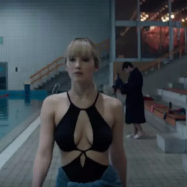 超大膽演出！Jennifer Lawrence 在新電影《Red Sparrow》飾演一名專門色誘人的美女特工，當中有著不少露骨情節！
