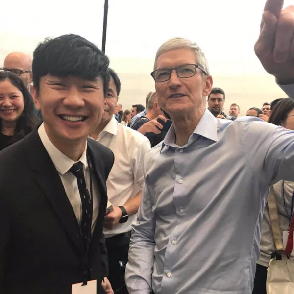 iPhone 8 發表會出現林俊傑和庫克「開心瞎聊」畫面 領先所有藝人