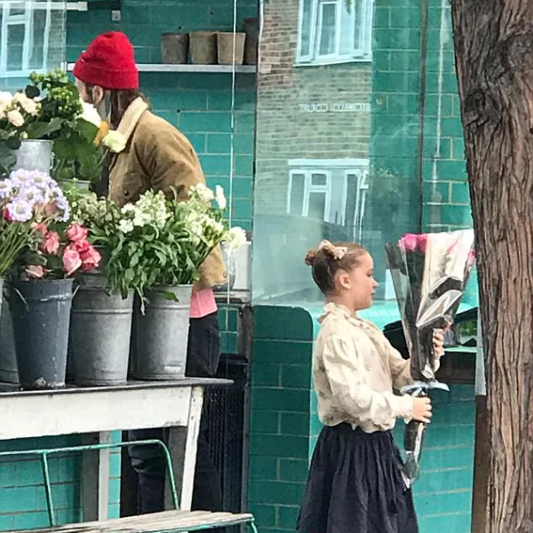 成為爸爸幫手！貝克漢開車載小七去買花　6 歲哈珀已經長成時尚小公主！