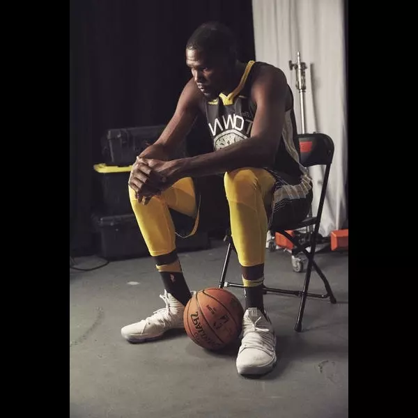 不是說好眾星雲集嗎？為何 NBA 新版球衣發表會只來了 Kevin Durant 和 Paul George？