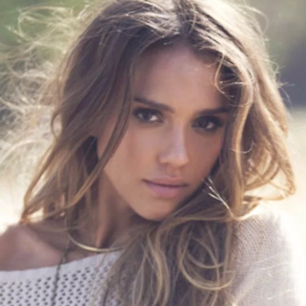 羨慕 Jessica Alba 自然隨性的曲髮嗎？原來她打理曲髮的方法這樣簡單，女生們要趕快學起來！