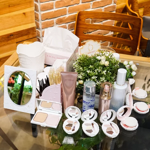 碧麗妃專屬植物系CAFE美粧快閃店，整個場地以碧麗妃保養品的天然植物成份作為設計靈感，讓顧客能體驗專屬美粧花草時光