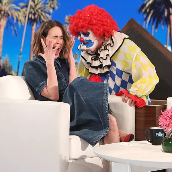 《美國恐怖故事》女王其實很膽小　Sarah Paulson 小丑恐懼症被艾倫嚇壞！