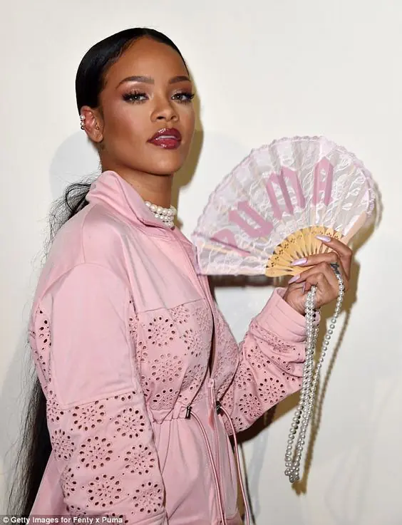答案很簡單但很多人也不知道！為何 Rihanna 的設計都叫作「Fenty」？