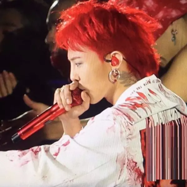 「 爸爸鞋」風潮再現！GD《最新穿搭》英國演唱會上「 火焰紅髮」引爆觀眾狂歡！