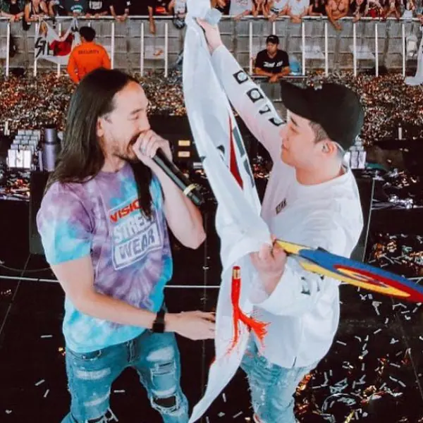 音樂無國界！勝利《最新穿搭》與Steve Aoki 同台High翻亞洲最大電音盛典！