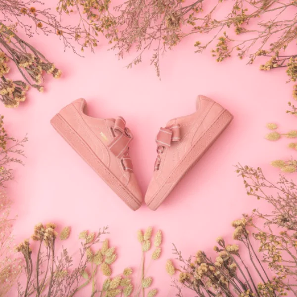 寬蝴蝶結浪漫再升級  入秋甜美新色亮相 優雅麂皮鞋面 PUMA Suede Heart Satin II   信義A11新櫃開幕慶 100雙玫瑰裸粉 9/29 搶先預購
