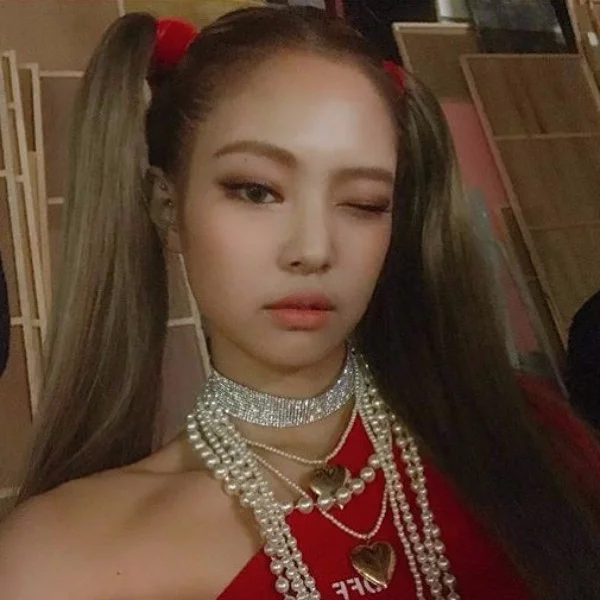 造型千變萬化！ BLACKPINK成員Jennie 《最新穿搭》走到哪都有「它」！