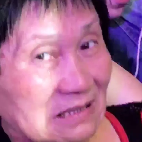 扶欄杆狂甩頭！超ㄎ一ㄤ「電音嬤」場場都報到　史帝夫青木 IG 發文致敬：趴踢永遠不嫌老！