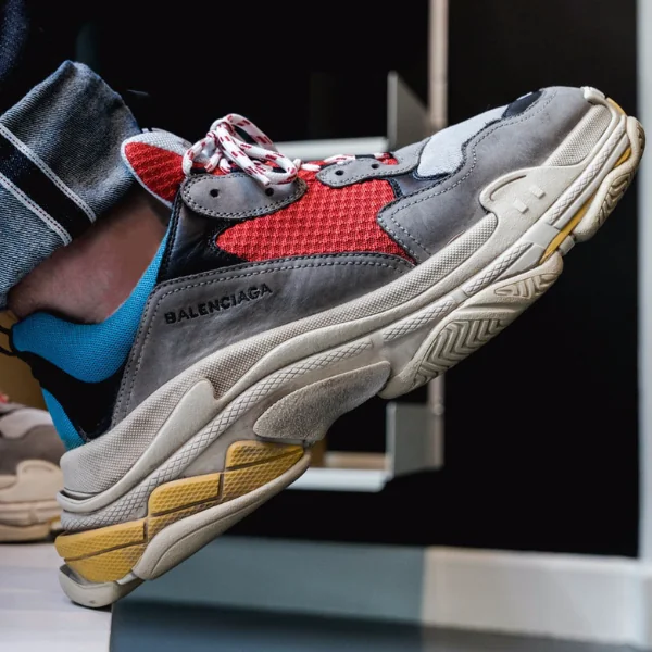 近賞 Balenciaga Triple S 復古運動鞋