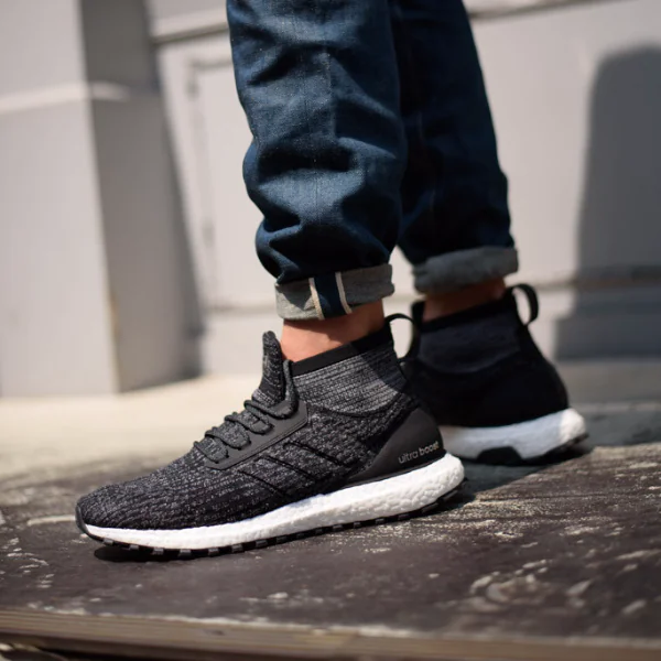 看膩街上路人的「制服穿搭」了嗎？adidas UltraBOOST All Terrain 讓你帥得很可以