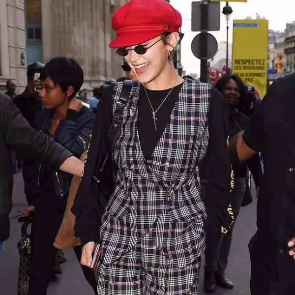 像個報童！Bella Hadid《最新穿搭》美麗俏皮現身歐洲街頭！