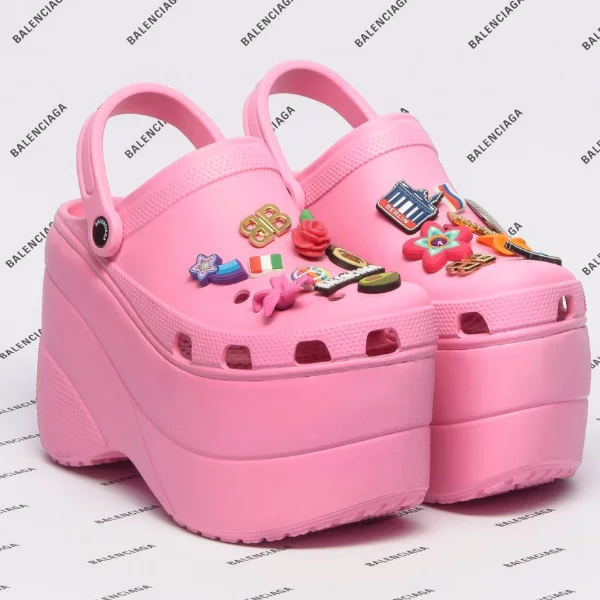 最無俚頭的合作！Balenciaga x Crocs 「Foam」橡膠涼鞋 俏皮曝光