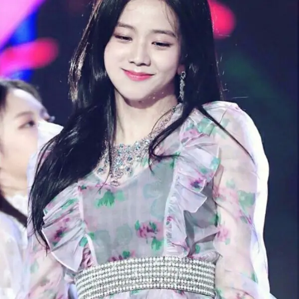 更有型！BLACKPINK 成員Jisoo《最新穿搭》一刀剪了4萬元的裙子做造型！