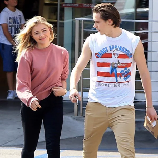 Instagram 上再放閃：Brooklyn Beckham 用一雙 Vans 鞋子加超甜蜜 Caption，告訴大家他真的與 Chloë Moretz 復合了!