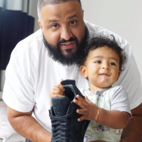 DJ Khaled IG 曬娃同時桌上那桌潮物可是「嚇瘋」一堆潮人啊！