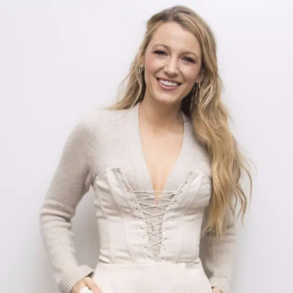 好迷人！花邊教主Blake Lively 《最新穿搭》出席新電影發布會！