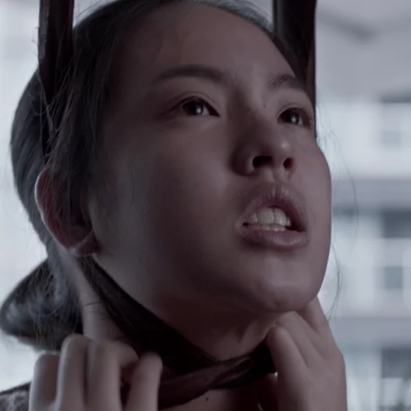 美少女搏命演出《屍約》 鬼上身勒脖戲用力過度險斷氣急送醫