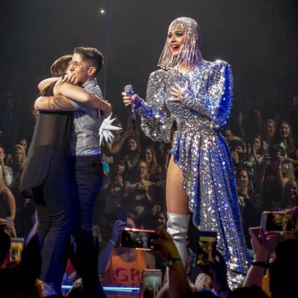 真正 Gay Icon！凱蒂佩芮幫一對女同志情侶見證　演唱會上求婚讓觀眾瘋狂！