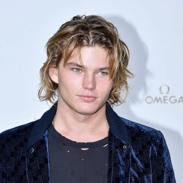 到底帥不帥？新生代超模 Jordan Barrett「醜帥」爆紅引爭論　網友：沒顏又沒身材！