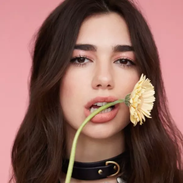 新生代大勢歌手 Dua Lipa 人氣爆棚 　翻唱小賈、Drake 歌曲讓你瞬間愛上！
