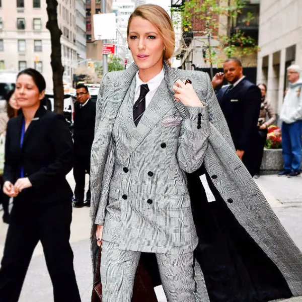 今秋趨勢「女扮男裝」！Blake Lively《最新穿搭》一身帥氣現身紐約街頭！