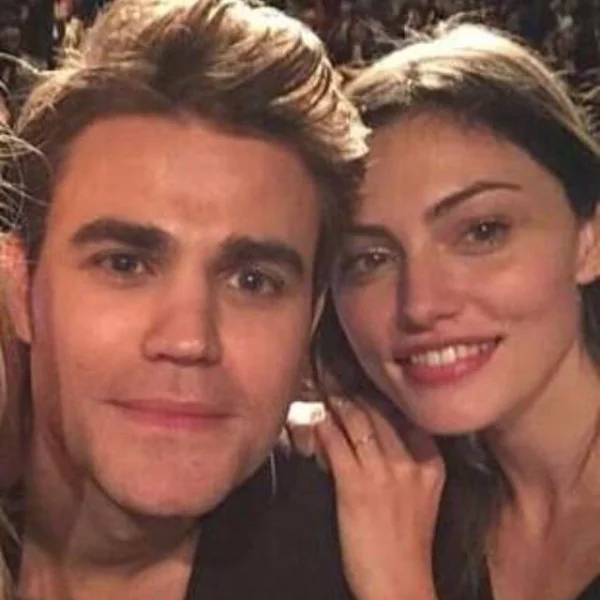 《吸血鬼日記》男主角單身了！與「女狼人」Phoebe Tonkin 交往 4 年宣告分手！