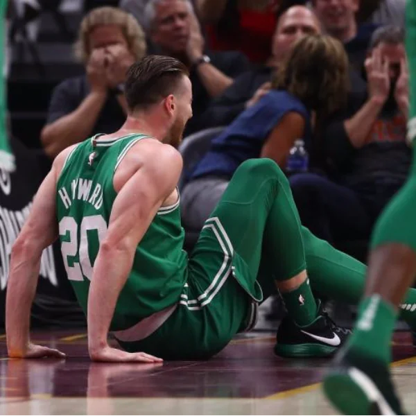 第一節還沒打完就受傷！ Gordon Hayward 落地不慎導致左腳踝「嚴重變形 」