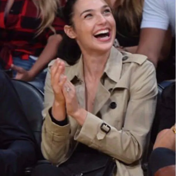 百搭經典！神力女超人蓋兒加朵《最新穿搭》英倫休閒風現身NBA！