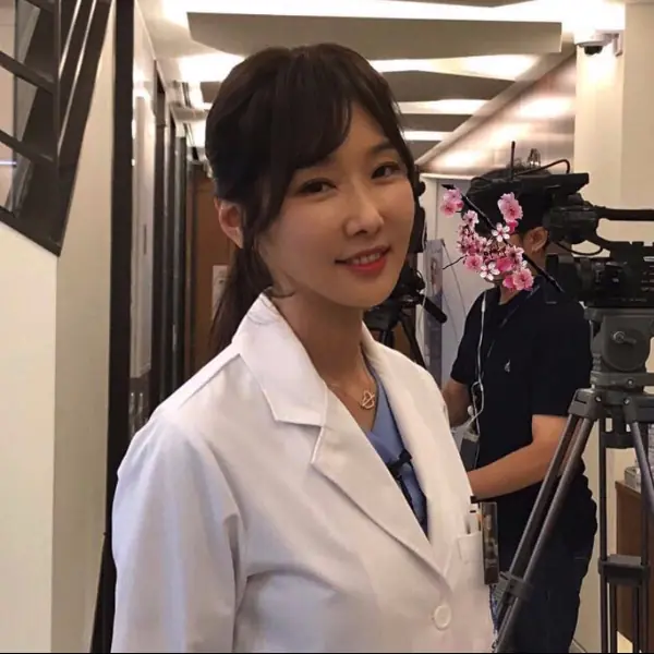 醫生我牙痛！48 歲韓國超火辣牙醫 身材好到要妹子怎麼活