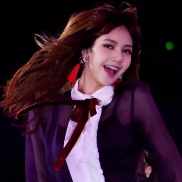 漂亮又時髦！BLACKPINK成員LISA《最新穿搭》亮麗出席釜山亞洲文化節！