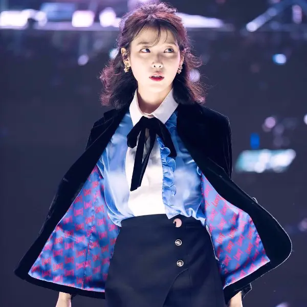好可愛！國民妹妹 IU《最新穿搭》華麗絲絨風小短裙甜美開唱！