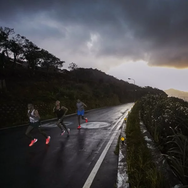 突破挑戰！ ELIUD KIPCHOGE 領軍 NIKE FAST42 跑者征服風櫃嘴