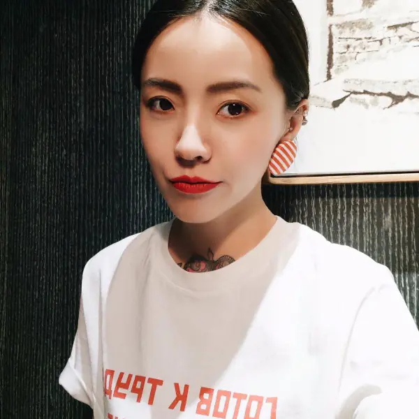 【潮妹一週間】誰說「中性就陽剛」？Chrys 身上穿得都很 Chill 根本就是「潮妹穿搭指南」！