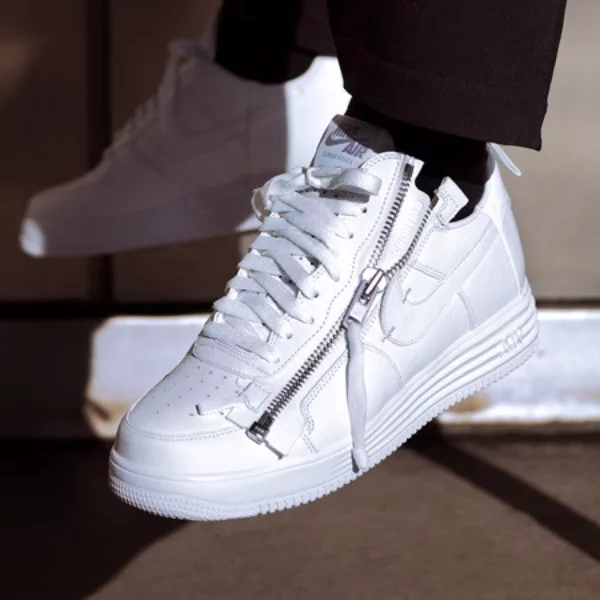 NIKE SPORTSWEAR 「AF100」系列致敬永恆經典的 AIR FORCE 1 純白款