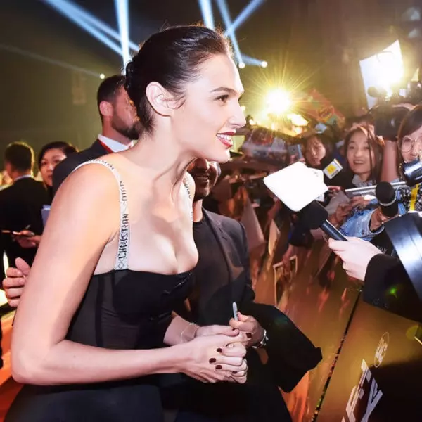 穿「透視裝」！神力女超人Gal Gadot 與《正義聯盟》六俠齊聚現身中國！