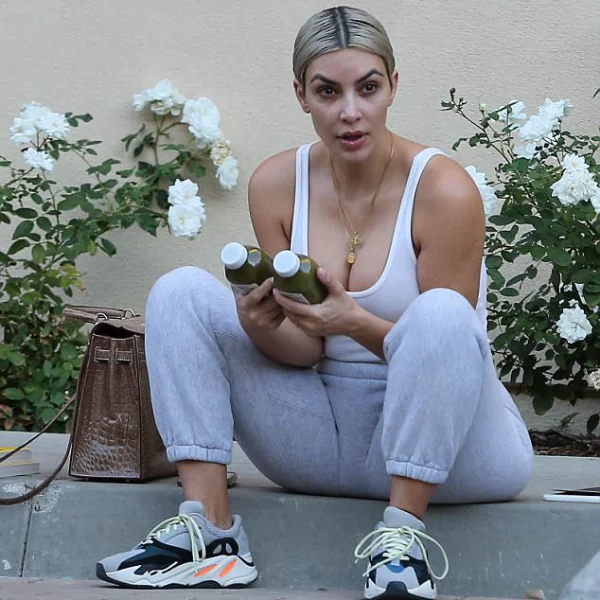 金卡戴珊著用這雙 Yeezy 跑鞋健身　大尺寸臀部坐下後讓網友驚「形狀好詭異」！