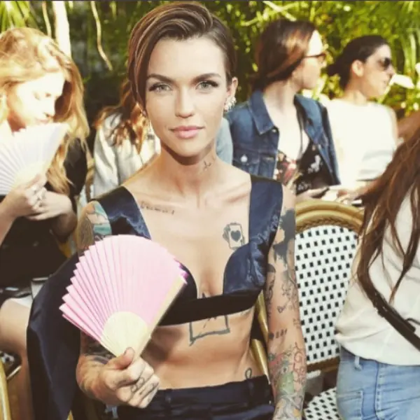 被網友質疑「瘦到不健康」　Ruby Rose 爆氣：我在鼓勵大家別去吃骯髒的垃圾食物！