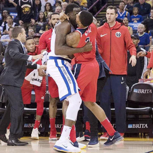 「嘴綠」Draymond Green 場上與對手直接開打　勇士球衣被扯破！