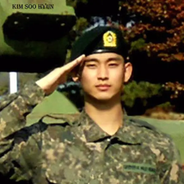 帥哥剃平頭也好看！29 歲「都教授」金秀賢入伍陸軍　濃眉大眼阿兵哥照曝光！