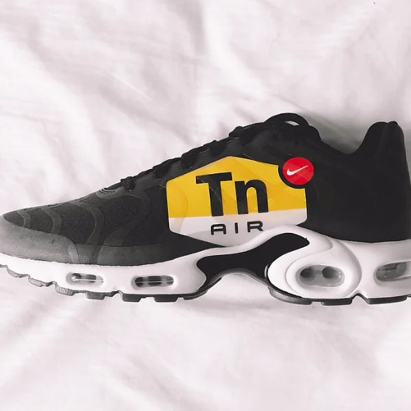 不僅加大還整塊印上去！Nike 重現復古元素　推出「大型 Logo」Air Max 鞋款！