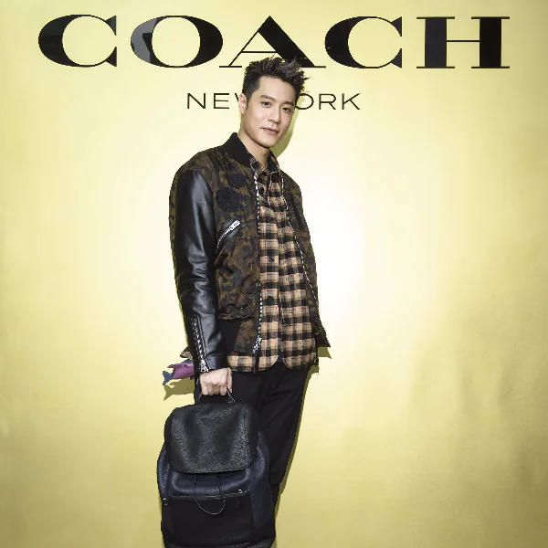 〔閃亮燒貨〕周湯豪現身 COACH HOLIDAY 系列限定概念店 表示：「我覺得女生今年有＿＿會超吸引我目光！