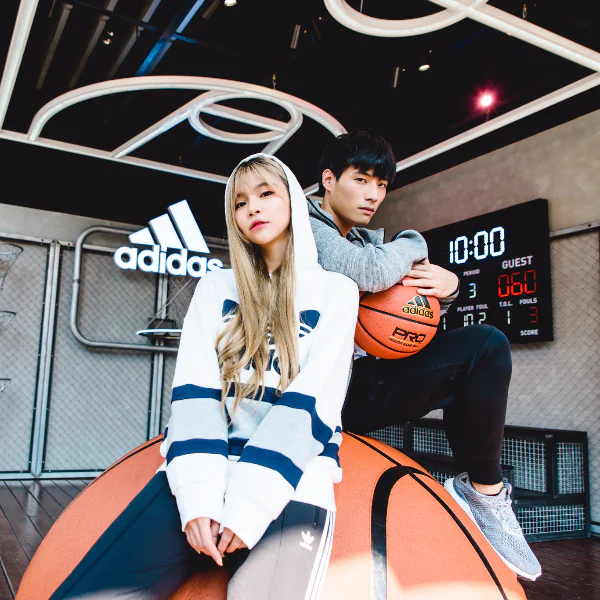 誰說酷炫的店都只開在國外！adidas台中綠園道門市顛倒籃球場、水藍色電話亭潮度指數超標，讓你比網美搶先一步打卡